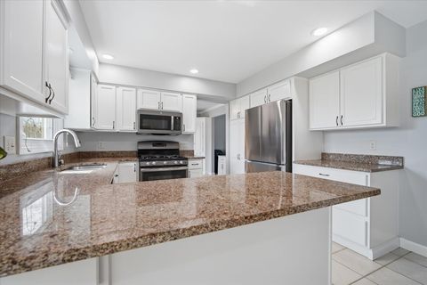 Tiny photo for 211 Lake Shore Circle, Bloomington, IL 61704 (MLS # 12592632)