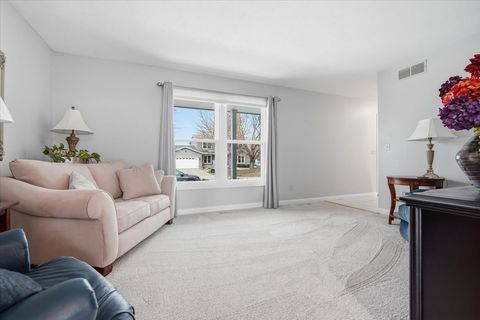 Tiny photo for 211 Lake Shore Circle, Bloomington, IL 61704 (MLS # 12592632)