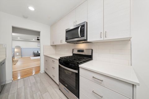 Tiny photo for 415 S Maple Avenue #202, Oak Park, IL 60302 (MLS # 12611735)
