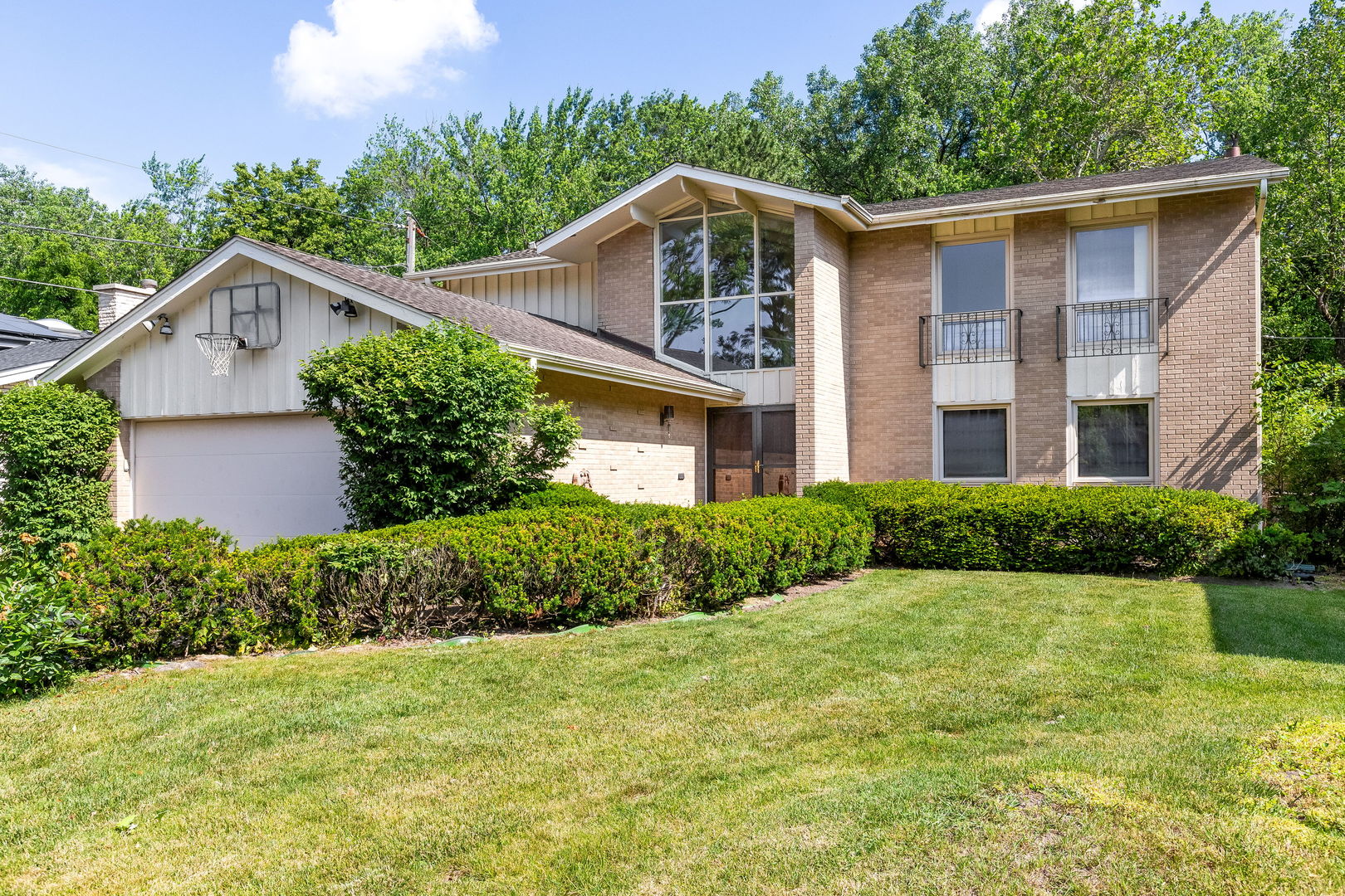 3528 Riverside Drive