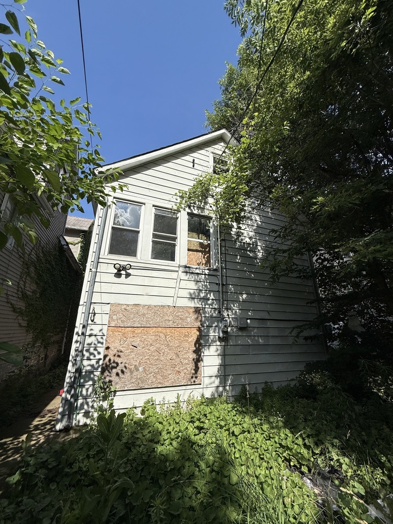 8417 S ESCANABA Avenue