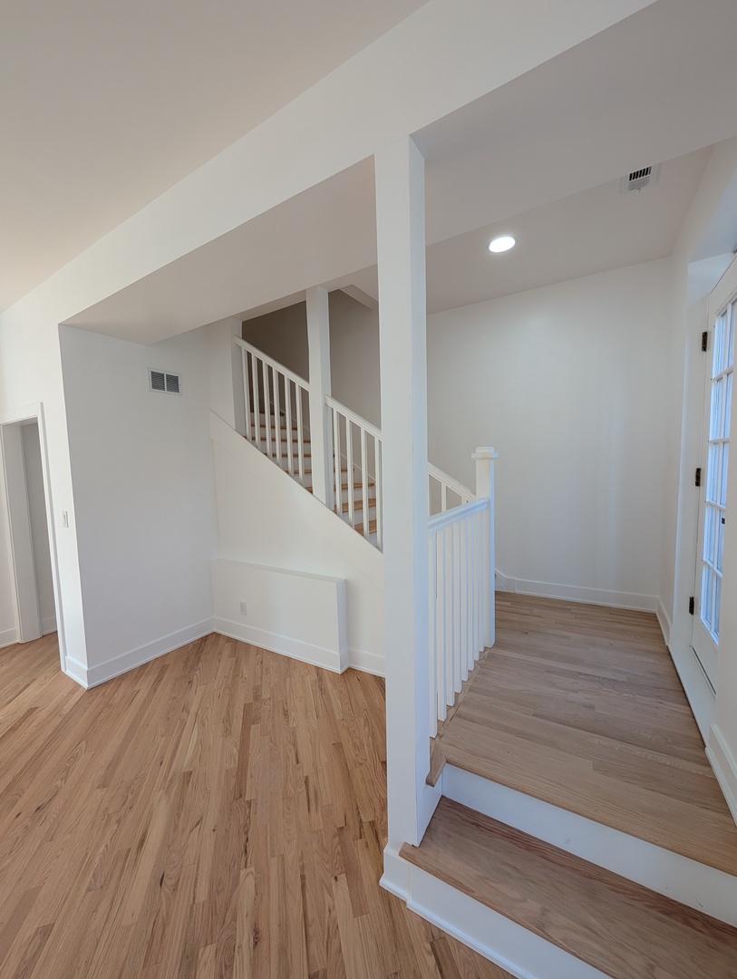 916 N Noble Street 2F