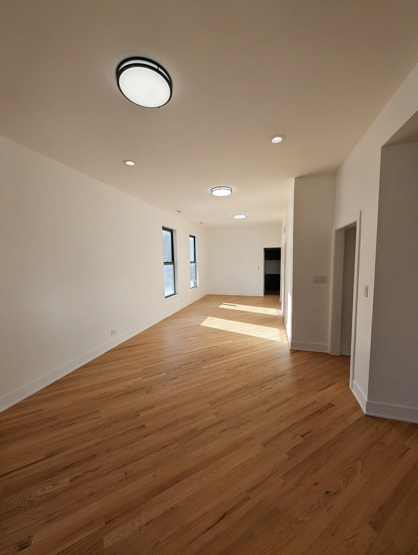 916 N Noble Street 2F