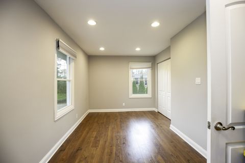Tiny photo for 813 Parkside Court, Streamwood, IL 60107 (MLS # 12618635)