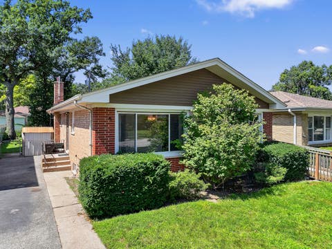 Photo of 10042 Lamon Avenue, Skokie, IL 60077 (MLS # 12729466)