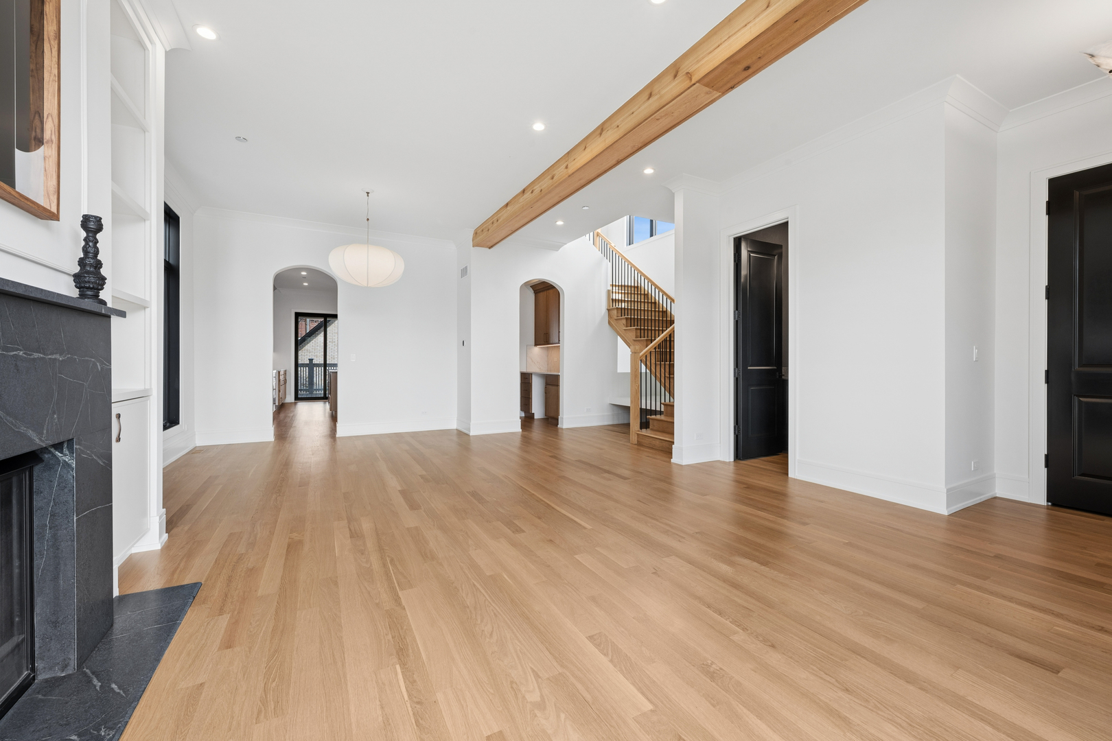 2214 W Oakdale Avenue