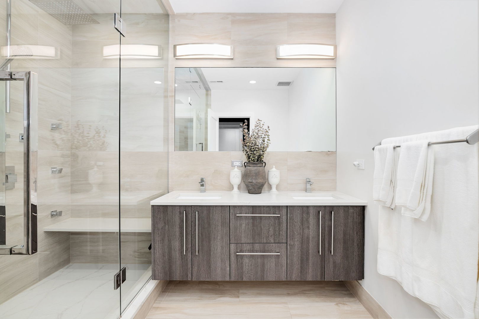 Chicago, Illinois 60647, United States, 3 Bedrooms Bedrooms, ,3 BathroomsBathrooms,Residential,Contingent,250895