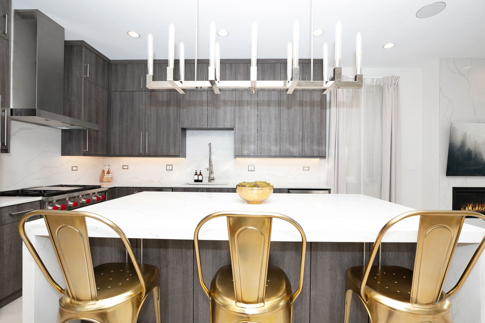 Chicago, Illinois 60647, United States, 3 Bedrooms Bedrooms, ,3 BathroomsBathrooms,Residential,Contingent,250895