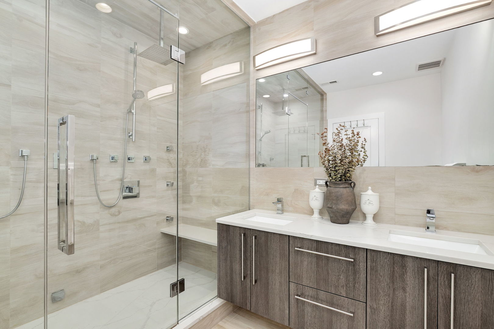 Chicago, Illinois 60647, United States, 3 Bedrooms Bedrooms, ,3 BathroomsBathrooms,Residential,Contingent,250895