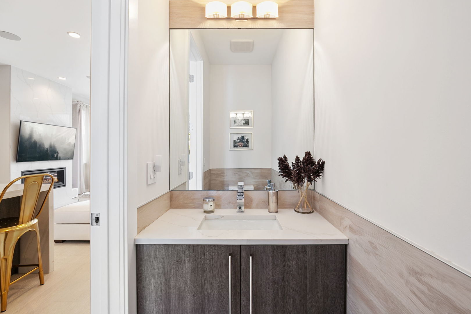 Chicago, Illinois 60647, United States, 3 Bedrooms Bedrooms, ,3 BathroomsBathrooms,Residential,Contingent,250895