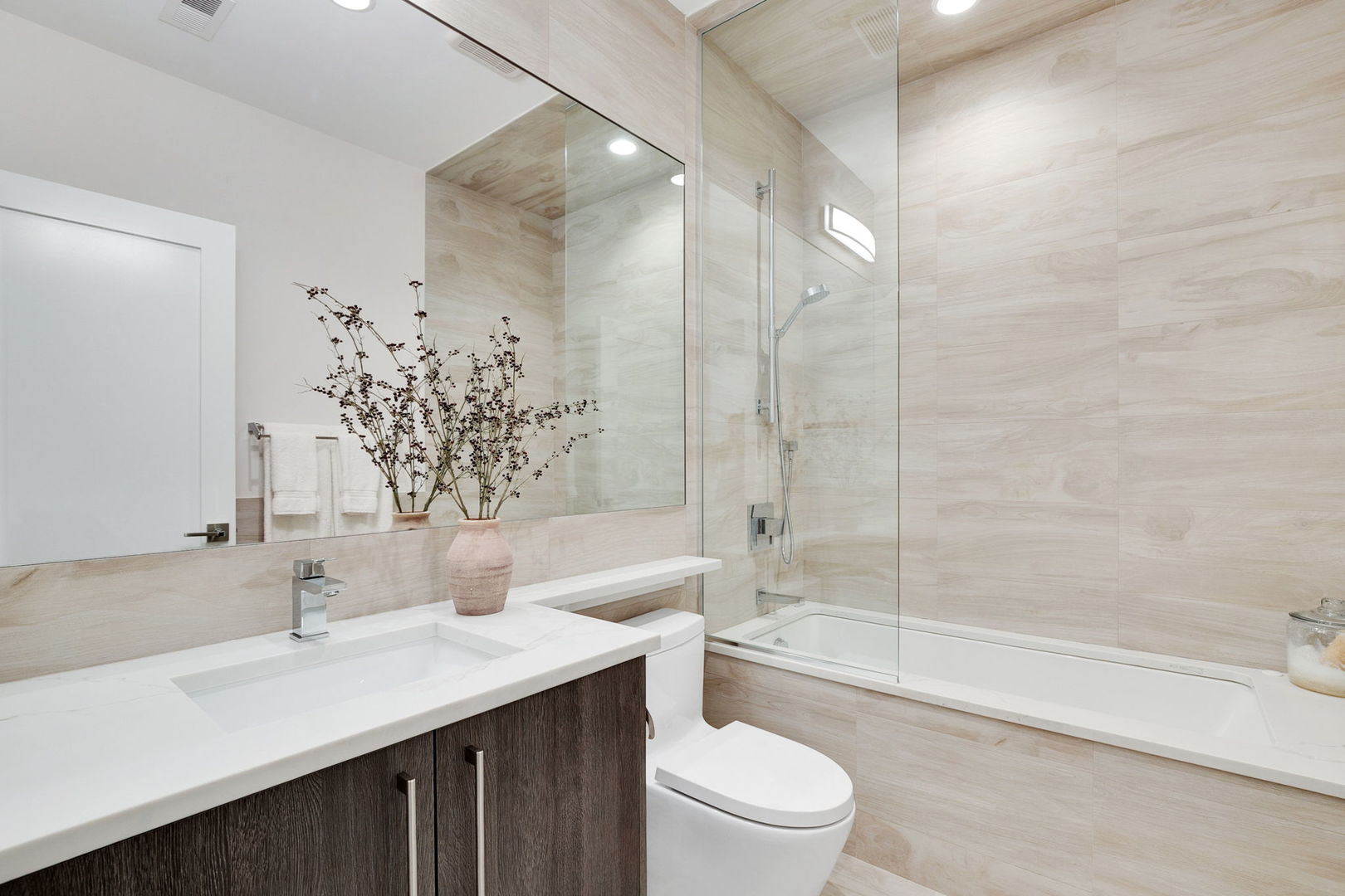 Chicago, Illinois 60647, United States, 3 Bedrooms Bedrooms, ,3 BathroomsBathrooms,Residential,Contingent,250895