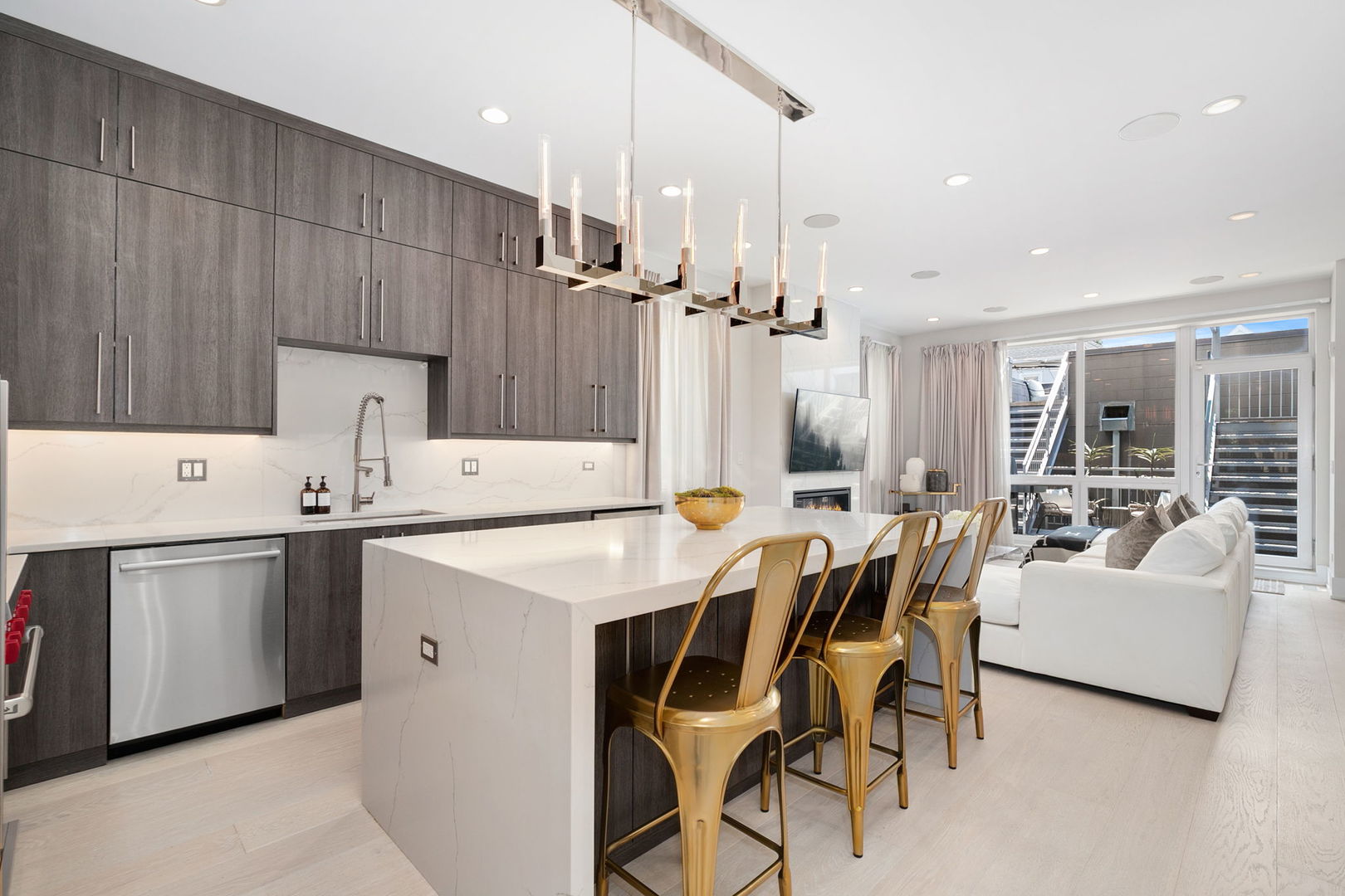 Chicago, Illinois 60647, United States, 3 Bedrooms Bedrooms, ,3 BathroomsBathrooms,Residential,Contingent,250895