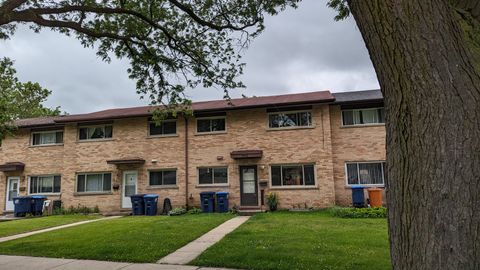 Photo of 239 Dover Drive, Des Plaines, IL 60018 (MLS # 12481456)
