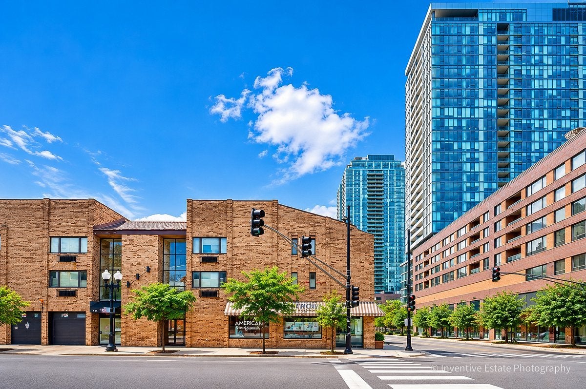 163 W Division Street