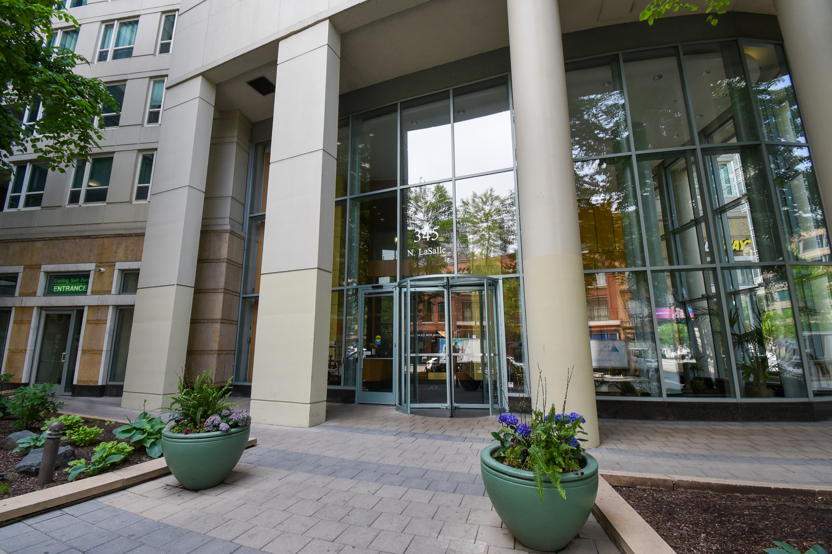 345 N La Salle Drive 1702