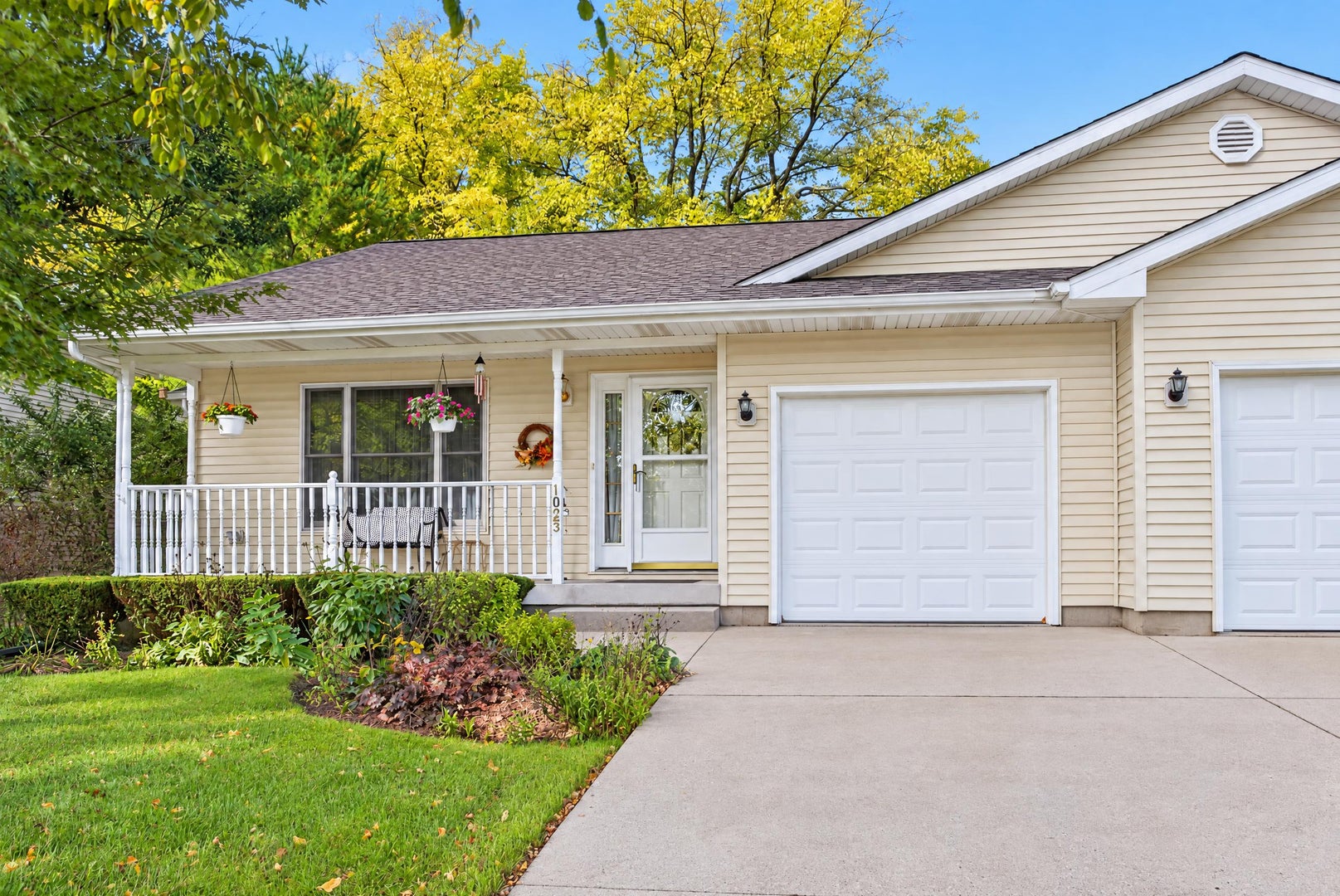 1023 Fox Hollow