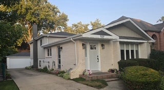 Photo of 909 S Dryden Place, Arlington Heights, IL 60005 (MLS # 12703916)