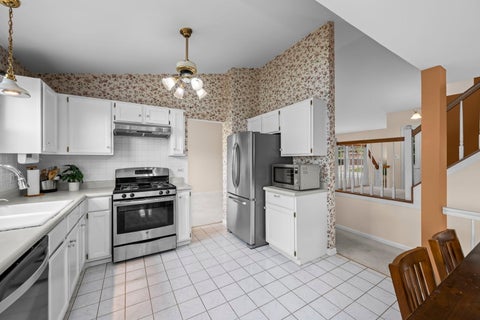 Tiny photo for 1233 Old Timber Court, Hoffman Estates, IL 60192 (MLS # 12734458)