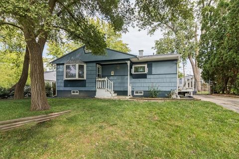 Photo of 7 Hickory Drive, Carpentersville, IL 60110 (MLS # 12475330)