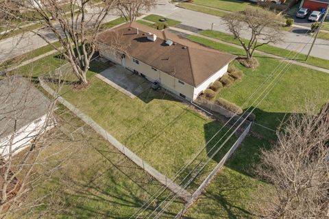 Tiny photo for 810 Revere Road, South Elgin, IL 60177 (MLS # 12608076)