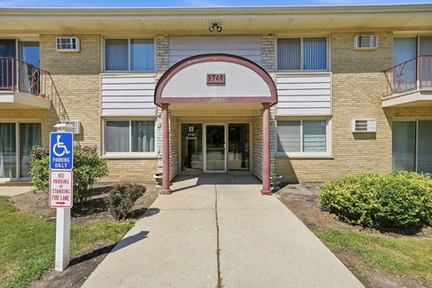 Photo of 5740 Concord Lane #13, Clarendon Hills, IL 60514 (MLS # 12650729)