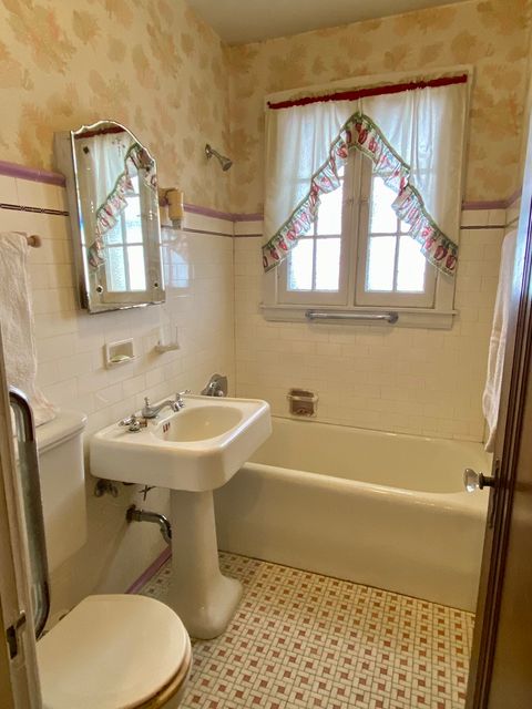 Tiny photo for 556 Orchard Court, Des Plaines, IL 60016 (MLS # 12569152)