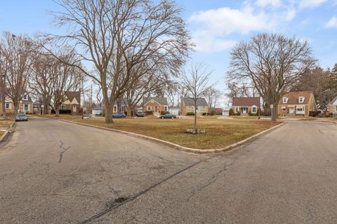 Tiny photo for 556 Orchard Court, Des Plaines, IL 60016 (MLS # 12569152)