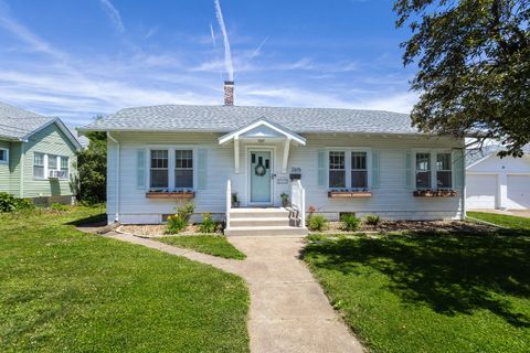 Photo of 2615 30th Street, Rock Island, IL 61201 (MLS # 12672573)