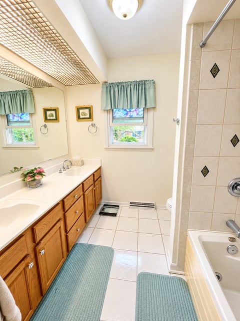 Tiny photo for 709 Garfield Avenue, Libertyville, IL 60048 (MLS # 12707937)