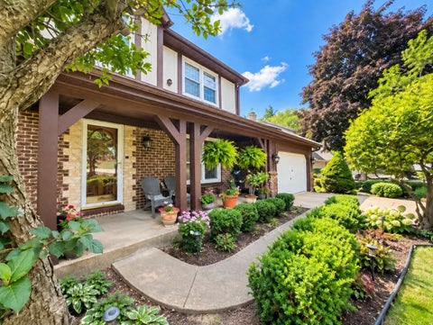 Tiny photo for 709 Garfield Avenue, Libertyville, IL 60048 (MLS # 12707937)