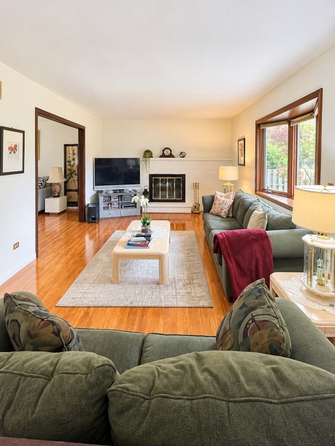 Tiny photo for 709 Garfield Avenue, Libertyville, IL 60048 (MLS # 12707937)