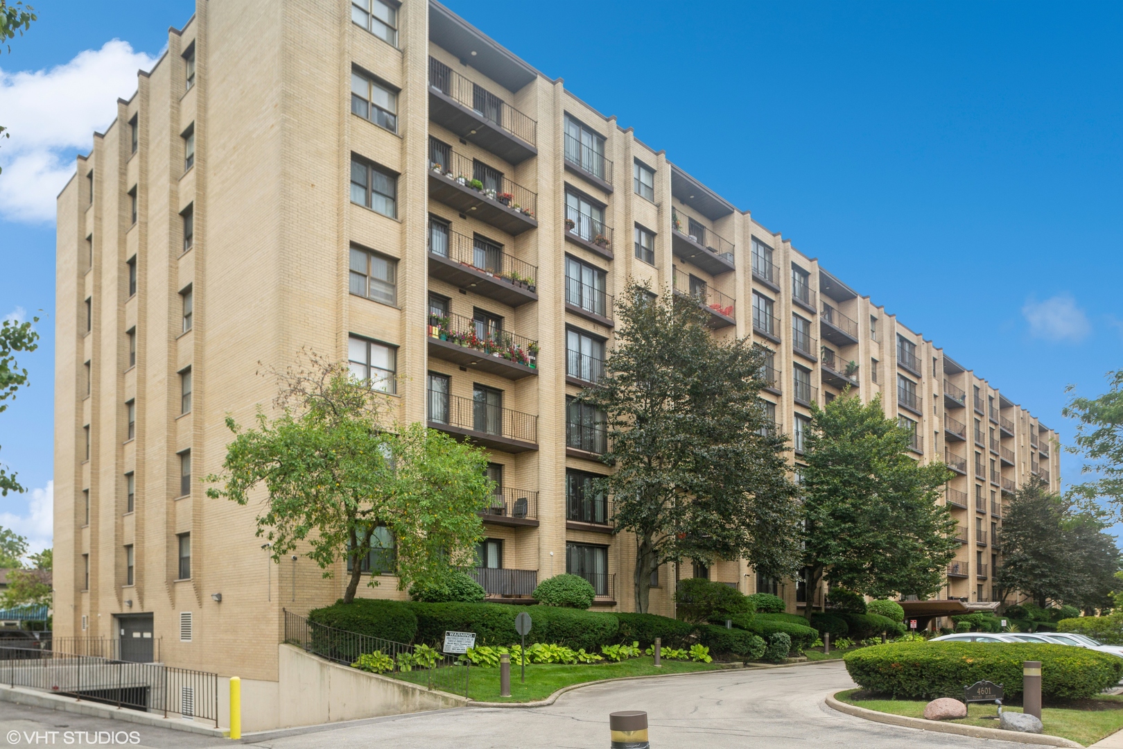 View Lincolnwood, IL 60712 condo