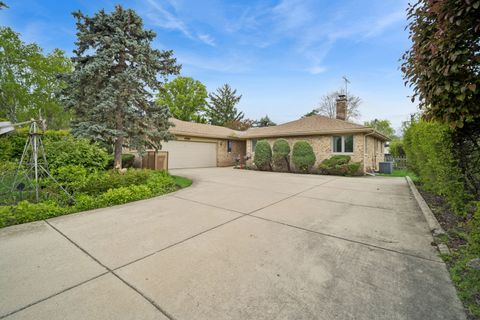 Photo of 484 Springhill Drive, Roselle, IL 60172 (MLS # 12630338)