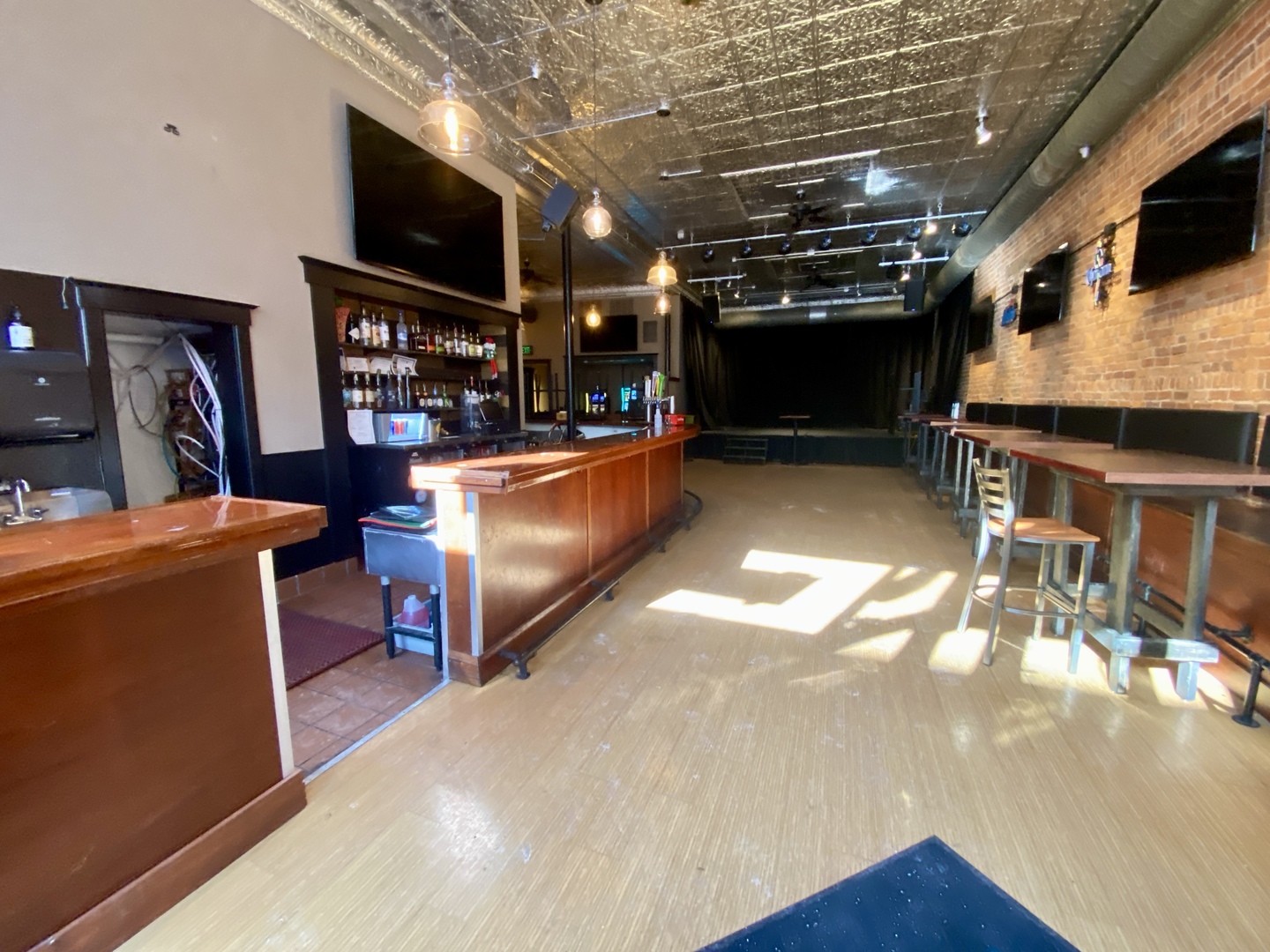 6 Taylor Street E