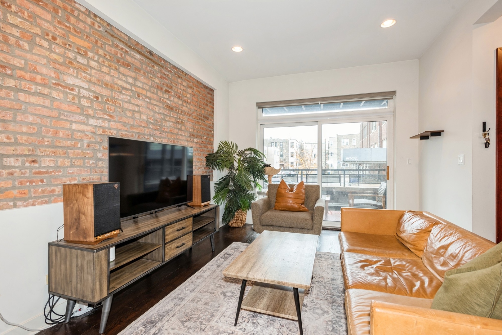 2322 W AUGUSTA Boulevard 1A