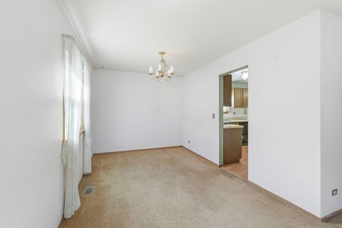 Tiny photo for 5 Canterbury Court, Streamwood, IL 60107 (MLS # 12500401)