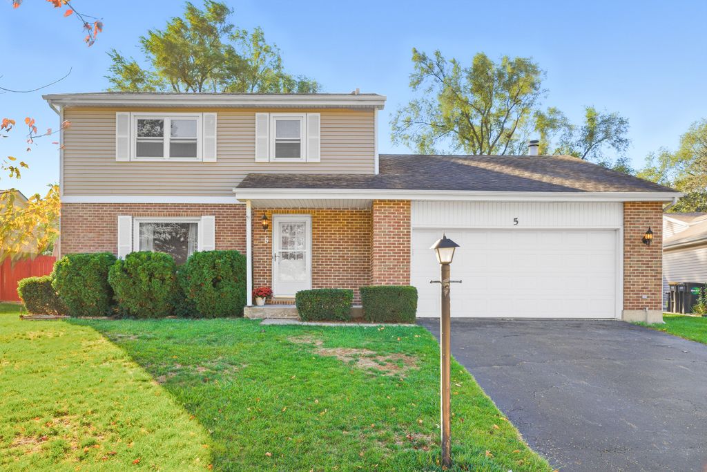 Photo for 5 Canterbury Court, Streamwood, IL 60107 (MLS # 12500401)