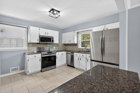 Tiny photo for 288 N Lincoln Avenue, Mundelein, IL 60060 (MLS # 12475637)