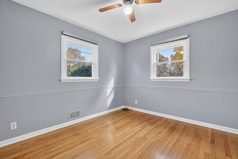 Tiny photo for 288 N Lincoln Avenue, Mundelein, IL 60060 (MLS # 12475637)