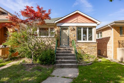 Photo of 5334 N Melvina Avenue, Chicago, IL 60630 (MLS # 12487344)