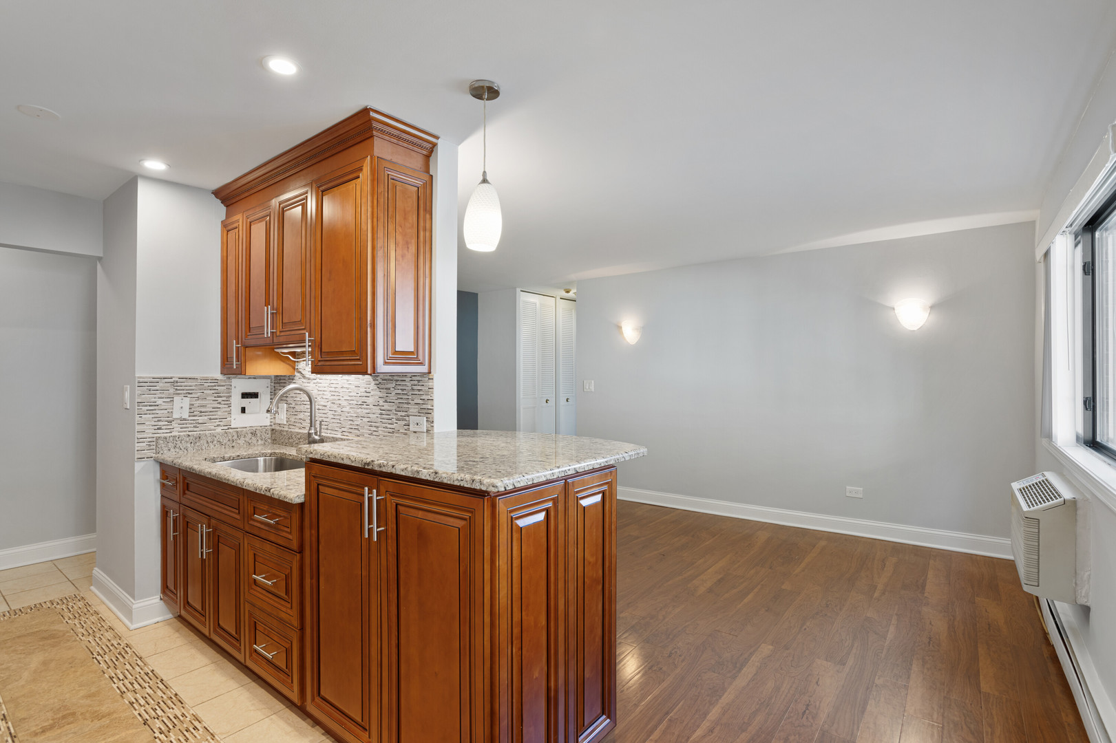 6201 N Kenmore Avenue 302