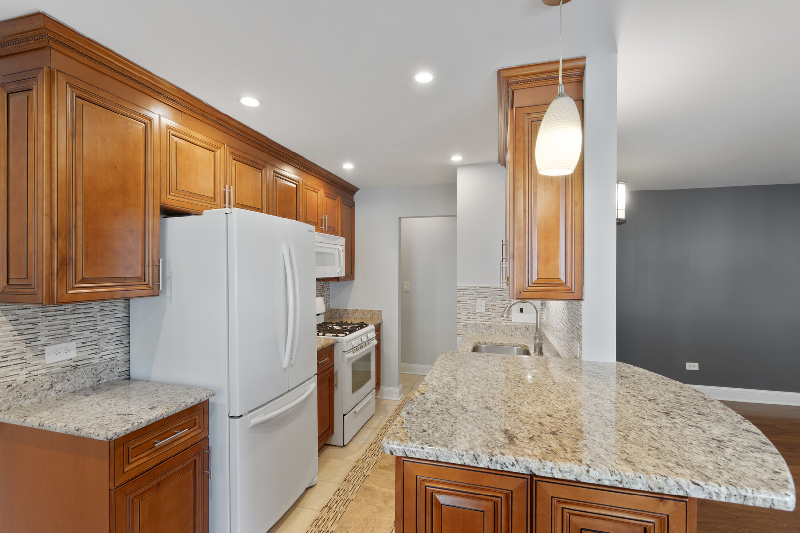 6201 N Kenmore Avenue 302