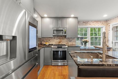 Tiny photo for 27 Indian Drive, Clarendon Hills, IL 60514 (MLS # 12494265)