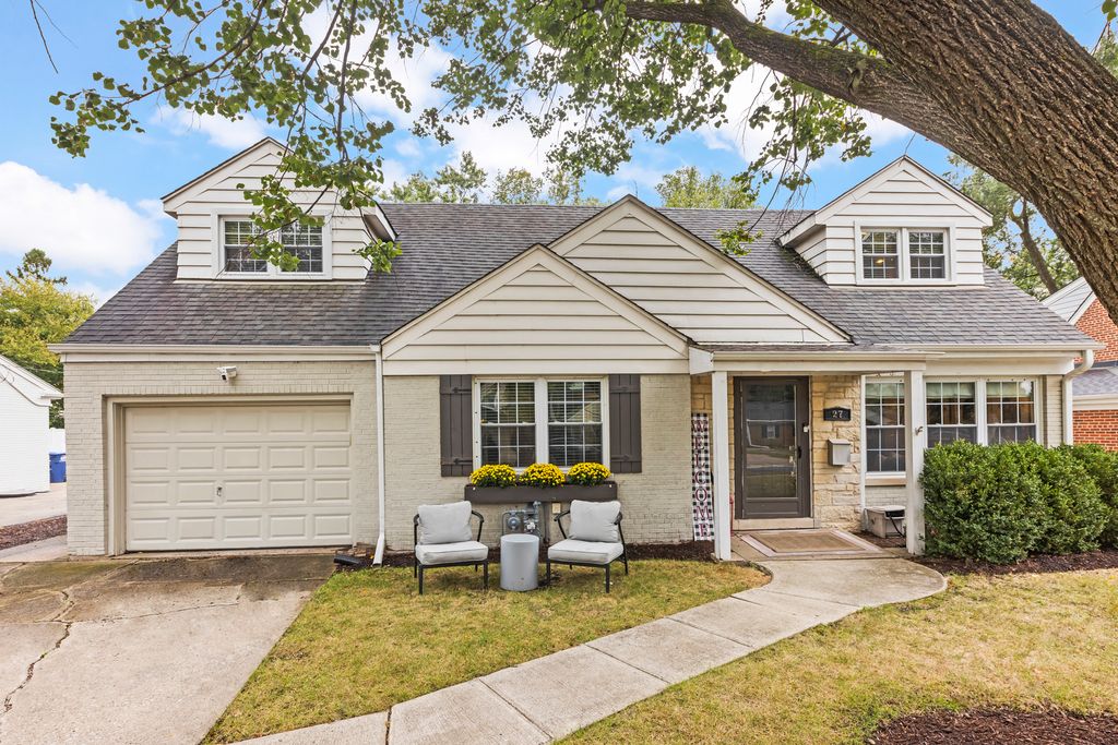 Photo for 27 Indian Drive, Clarendon Hills, IL 60514 (MLS # 12494265)