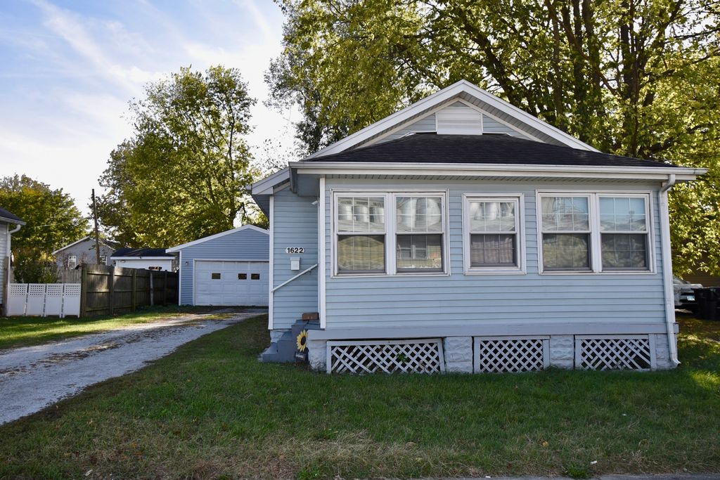 Photo for 1622 Illinois Street, Bloomington, IL 61701 (MLS # 12506158)