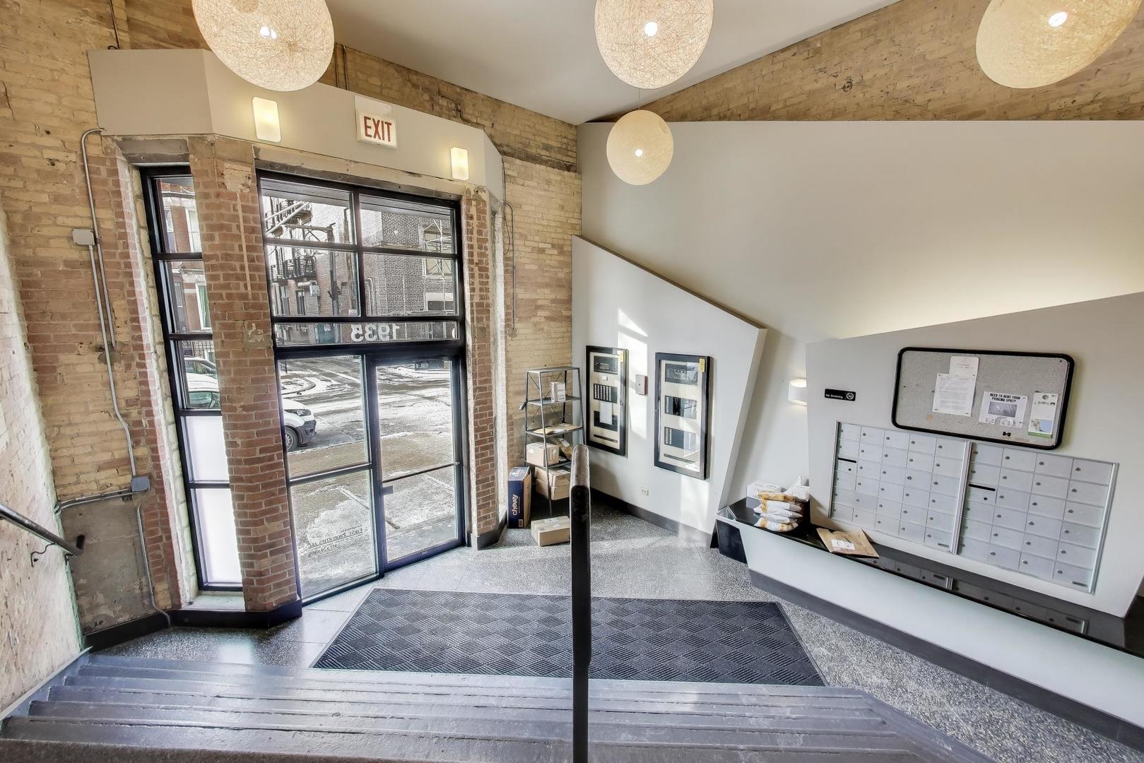 1935 N FAIRFIELD Avenue 203