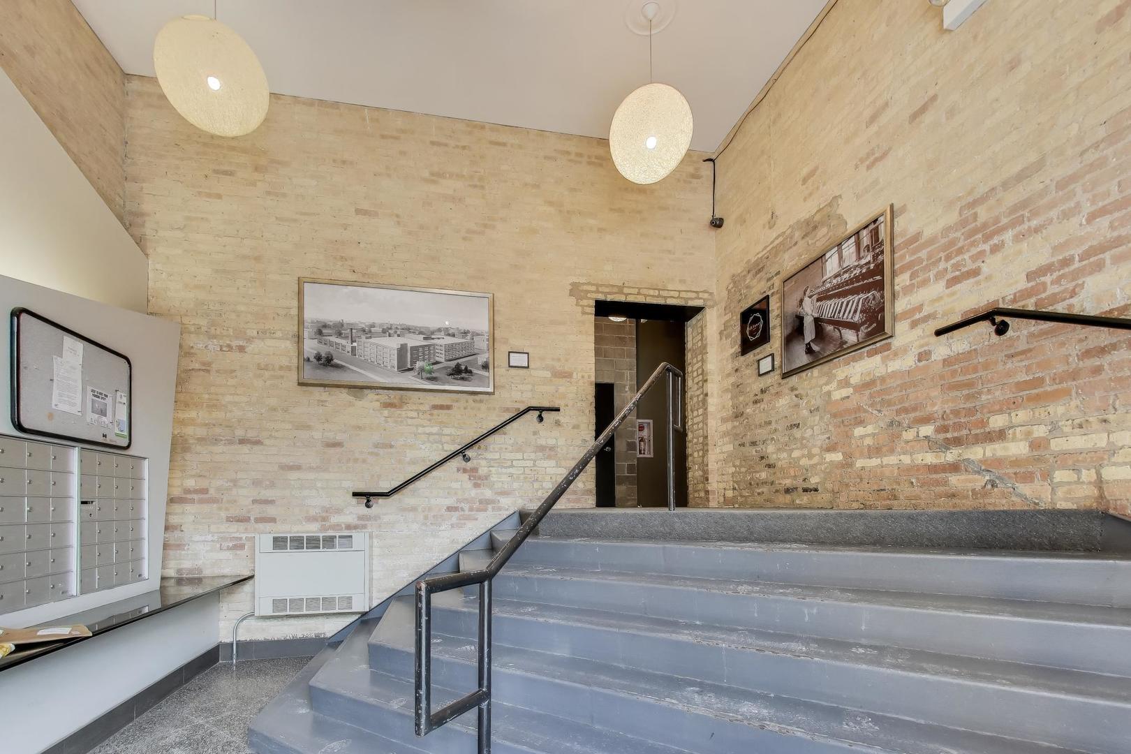 1935 N FAIRFIELD Avenue 203