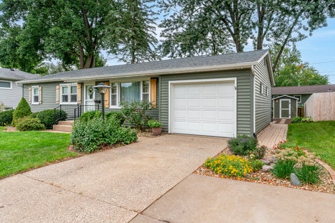 Photo of 1923 Glenn Street, Bettendorf, IA 52722 (MLS # 12759308)