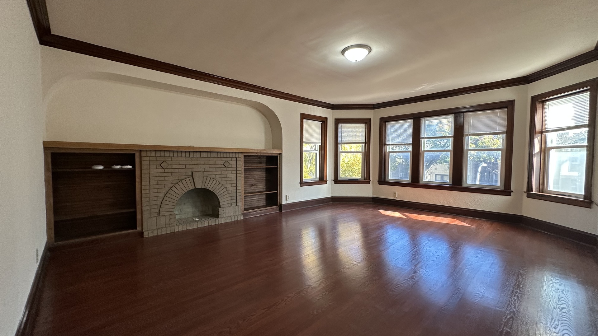 5530 N ARTESIAN Avenue 3