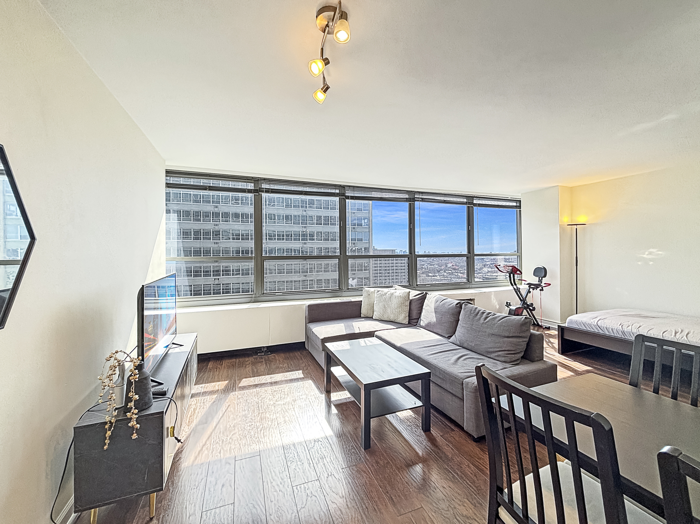3550 N Lake Shore Drive 2123